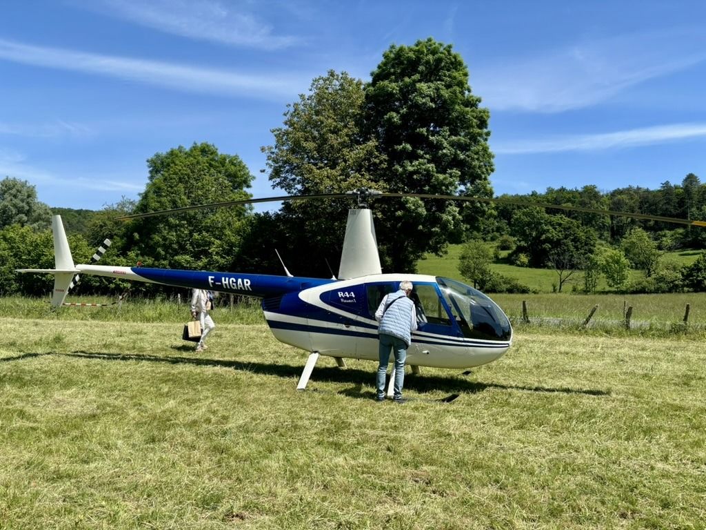 Robinson R44 F-HGAR de l’Héliclub du Beaujolais posé dans un pré
