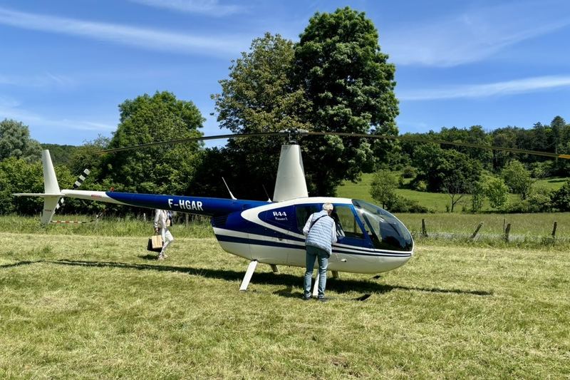 Robinson R44 F-HGAR de l’Héliclub du Beaujolais posé dans un pré