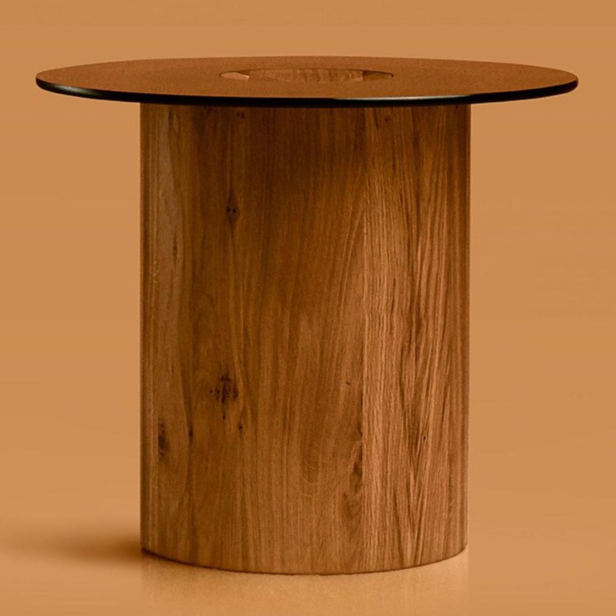 The Architecture of Forgetting: By shedding seasonal trends, the Columns side table achieves a form so stripped of period-specific gesture that it becomes structurally permanent.