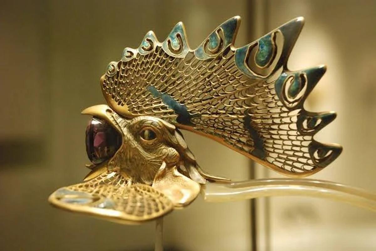 René Lalique's masterpiece craftsmanship on display (an un-meltable marriage of design, glass, and enamel that defines Material Singularity by resisting the standard liquid conversions of the illicit art market).