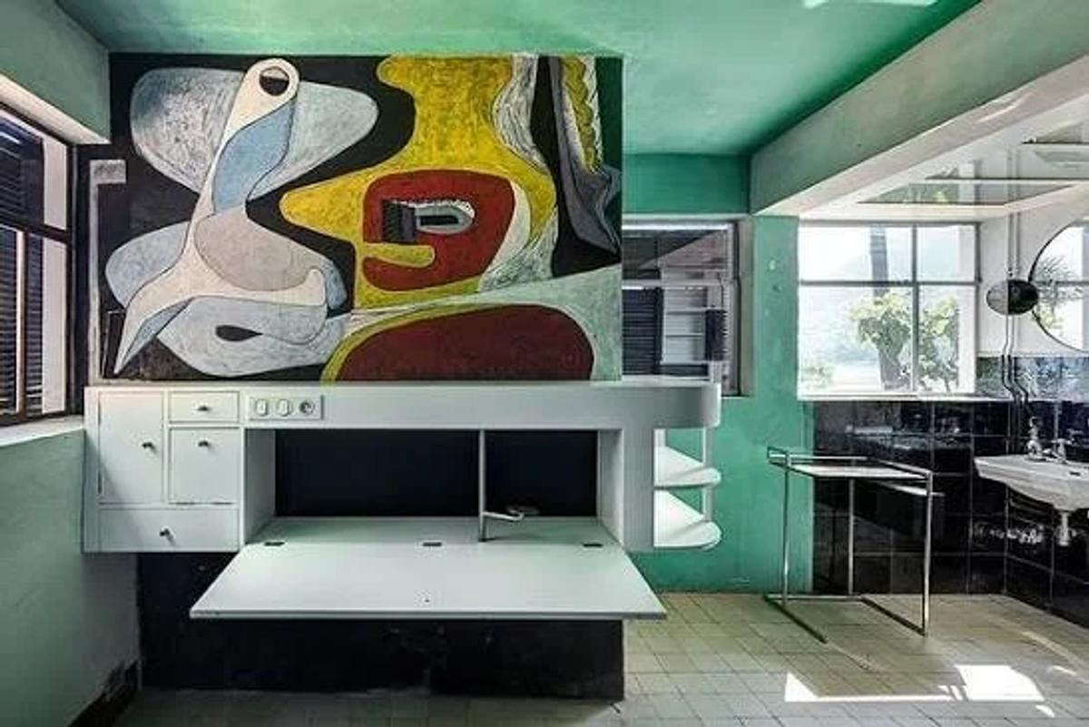 Anatomy of a Vandalism: Le Corbusier's bold, brash Cubist mural physically overwrites Gray's deliberately calibrated architectural interior, permanently saddle-bagging the Sovereign Object with a forced Semantic Burden.