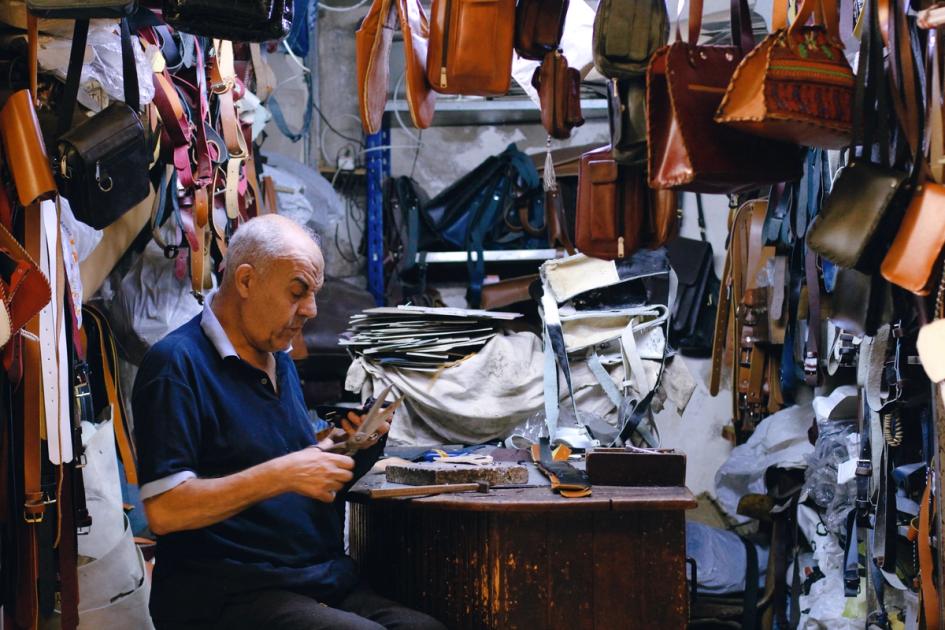 Inside a leather workshop, the artisanal making that luxury houses place at the center of their story