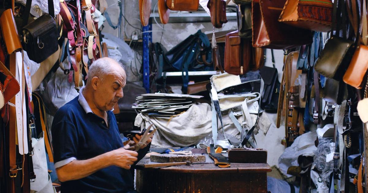 Inside a leather workshop, the artisanal making that luxury houses place at the center of their story