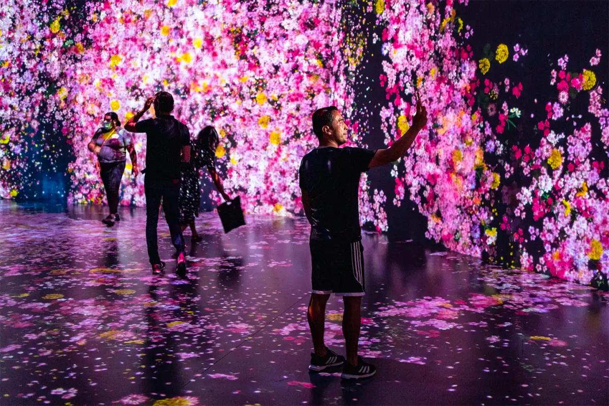 Superblue Miami leveraged high-priced immersive experiences, illustrating the shift toward digital scale over sustainable artistic production.