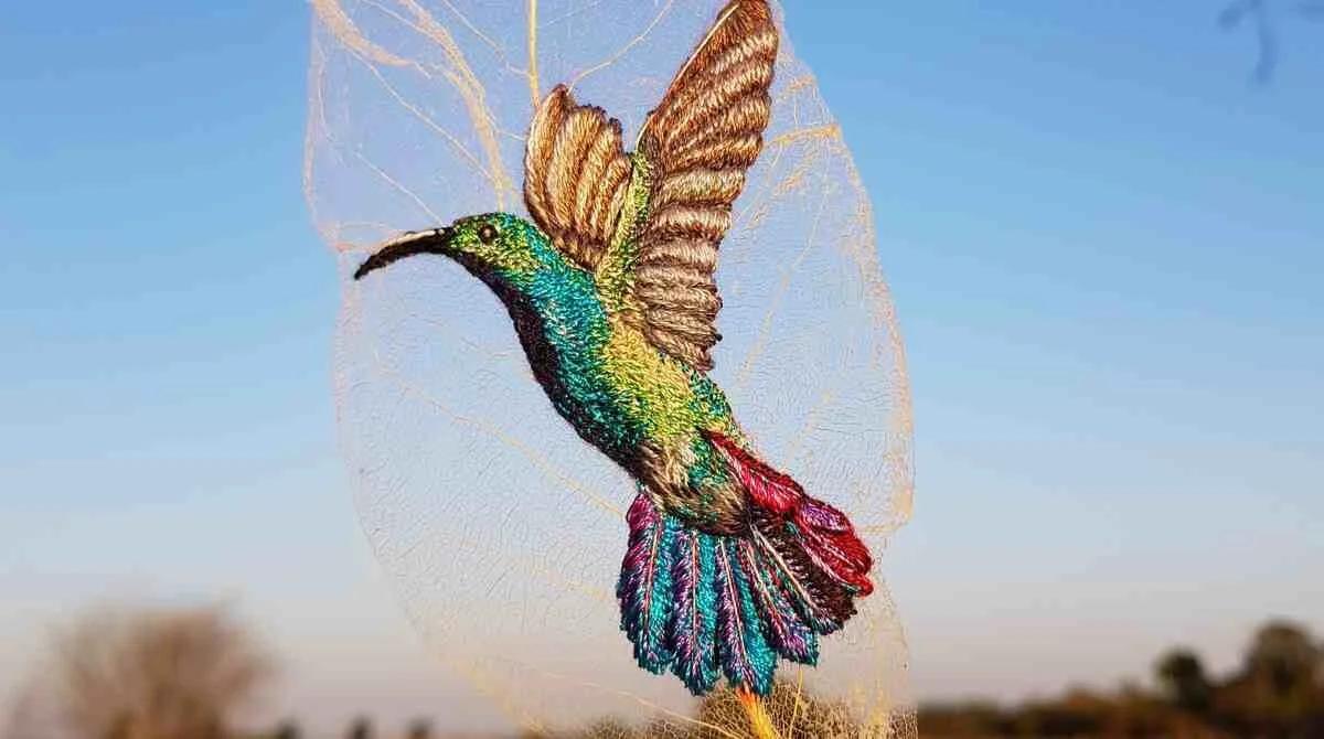  The core Visual Archetype: Vilar fuses the fastest creature in nature (the Hummingbird) with the medium of the slowest process (decay). This Semiotic Paradox suggests that beauty exists at the intersection of vitality and mortality. 