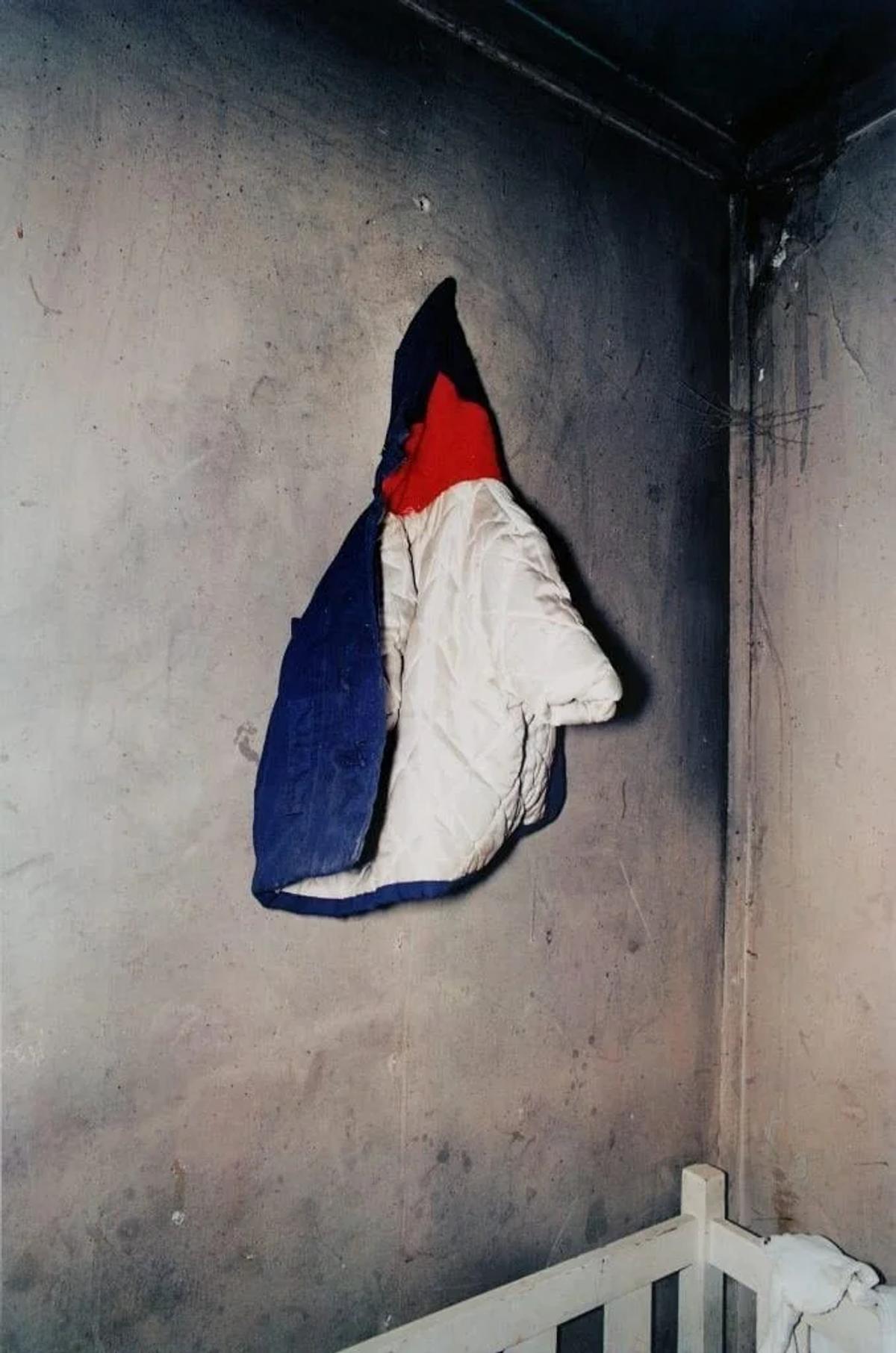 Eggleston's “perfectly banal” made bankable; the 1976 insult now functions as provenance. Photo via Artnet Auctions.