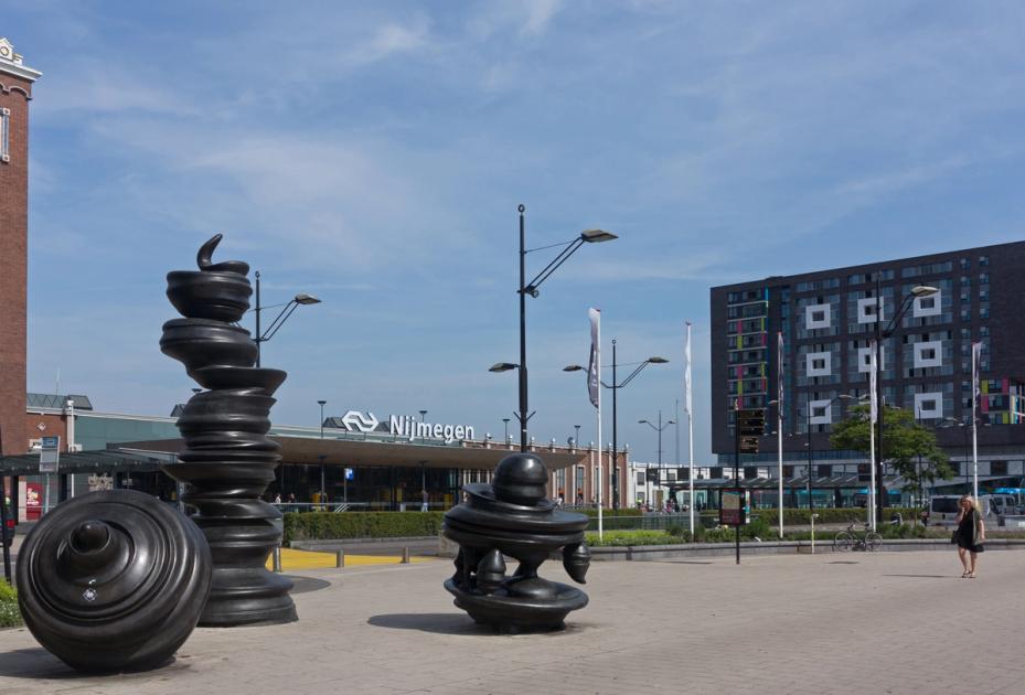 Tony Cragg untitled sculpture at Nijmegen's Stationsplein, a curving bronze organic form by the British-German sculptor.