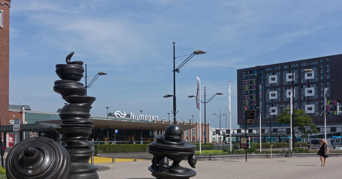 Tony Cragg untitled sculpture at Nijmegen's Stationsplein, a curving bronze organic form by the British-German sculptor.
