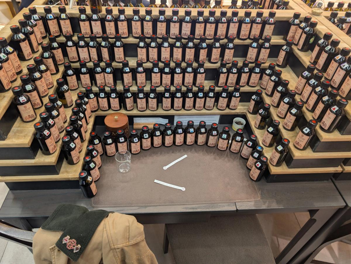 The olfactive library: 127 distinct essences used to build the authorial formula. 