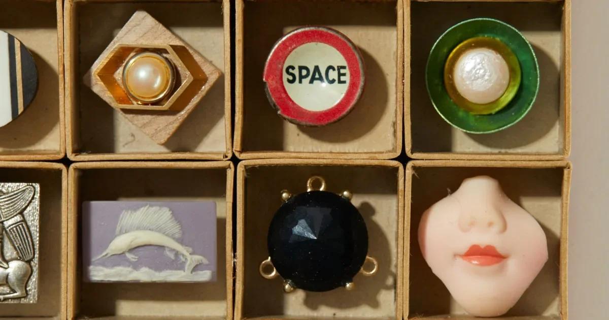  A detail of found objects used by artist Robert Ebendorf, buttons, trinkets, and fragments of everyday life, demonstrating his philosophy of “Material as Story,” where narrative and ethical provenance replace conventional notions of preciousness. 