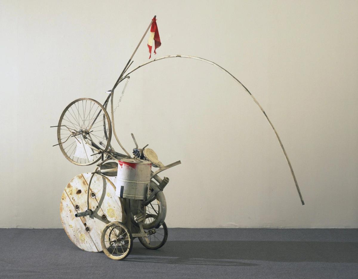  Jean Tinguely’s Homage to New York (1960): An early, radical structural attempt to engineer an object entirely incapable of being captured by institutional collections. 