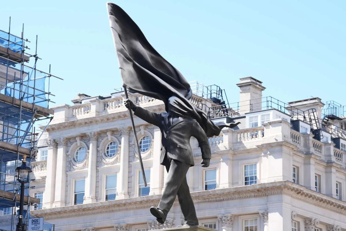  The Suited Void (2026) stands in stark contrast to the rigid imperial monuments of St James’s, capturing the exact moment of a terminal step. 