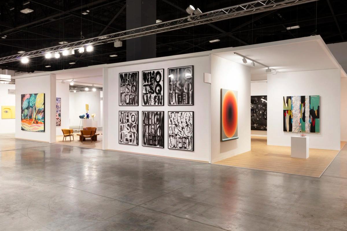 Pace Gallery’s pavilion at Art Basel Miami Beach 2021, capturing the institutional architecture deployed at the historical apex of market expansion and crypto-backed art validation.