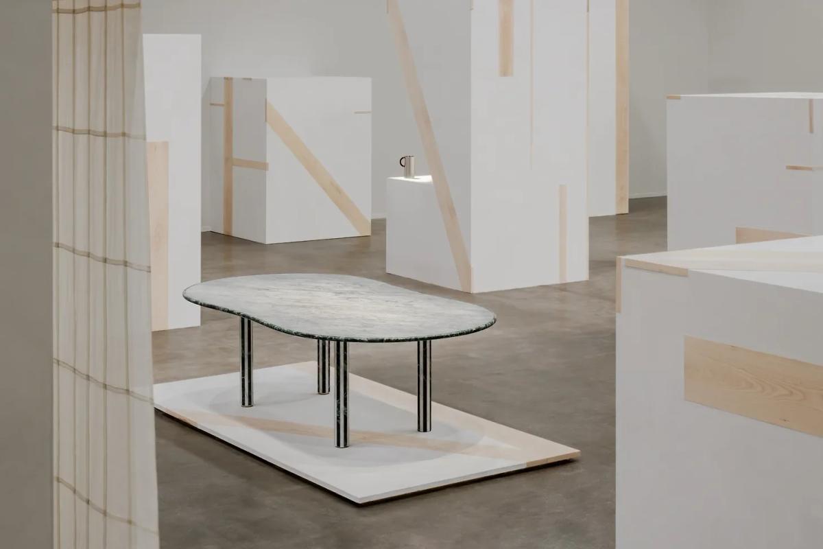  The Stadium d’Hermès table as a spatial coordinate: Occupying a central position within the grid, the marble form is allowed a radius of silence that elevates it from product to Affective Object. 