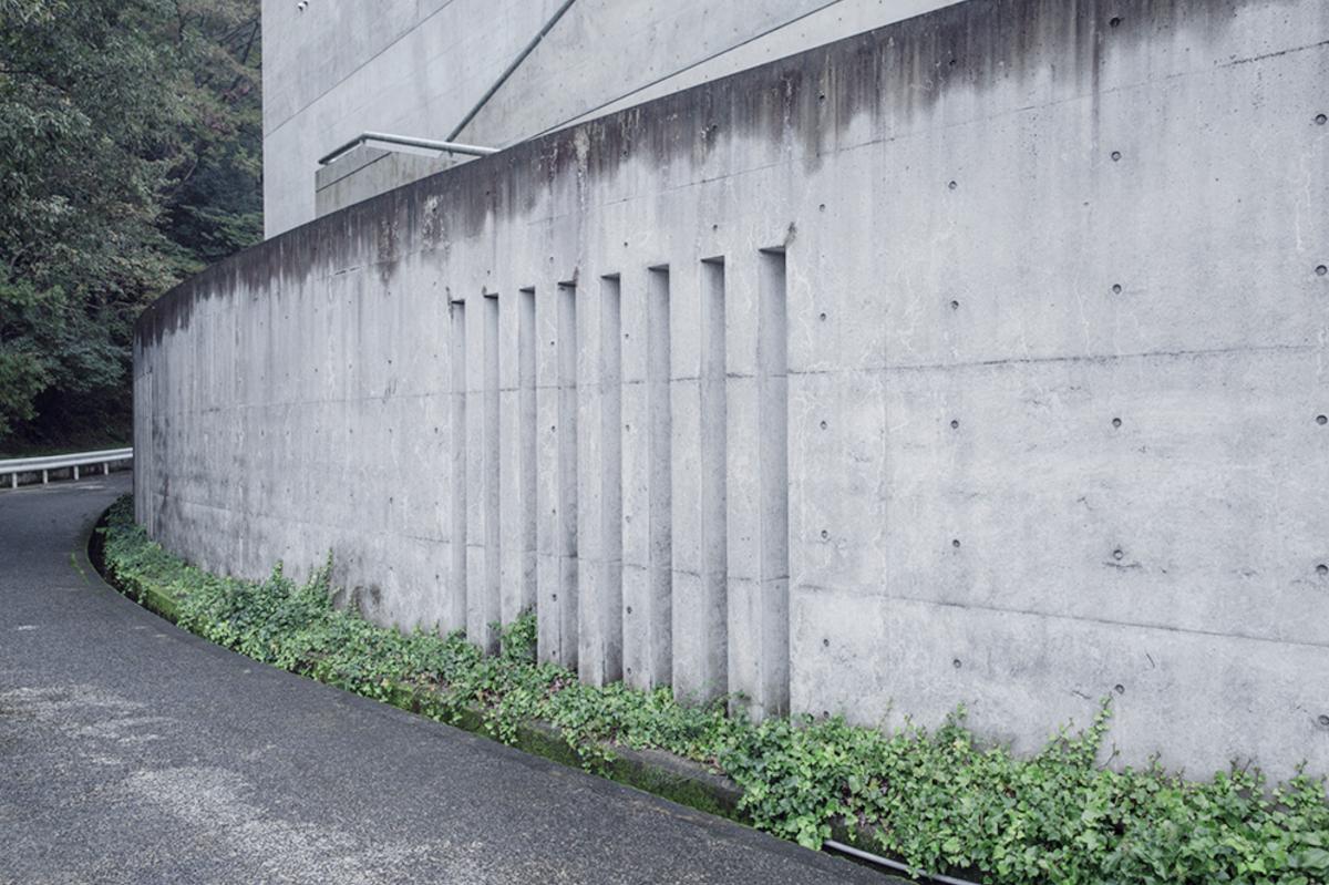 Detail of a Béton Lissé wall. The refined, meticulous casting process elevates the material from functional Brutalism to an aesthetic marker of Post-Luxury affluence. This surface, vulnerable to weathering, embodies the Wabi-sabi philosophy of embracing time and impermanence.