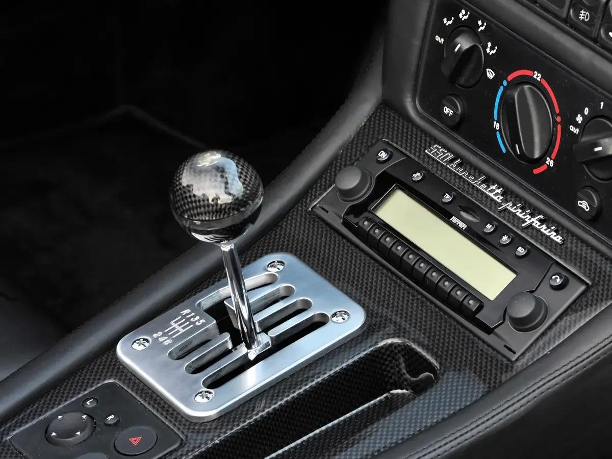 The ancestor of unmediated friction: the tactile, fully mechanical open gate of the Ferrari 550 Barchetta Pininfarina, where the physical linkage directly altered the geometry of the machine.