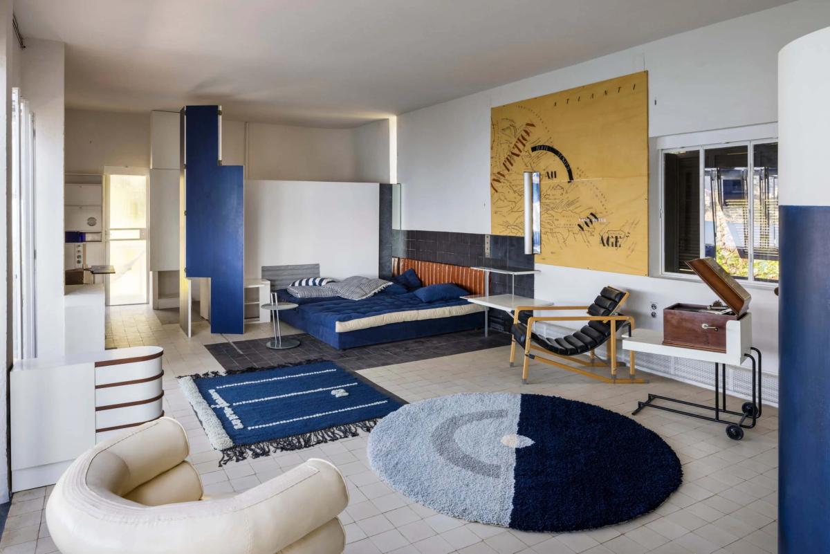 The Architecture of Intimacy: The interior of E.1027 demonstrates Material Singularity through a unified interior system, where custom pieces like the Bibendum chair operate as a physical extension of the spatial choreography.