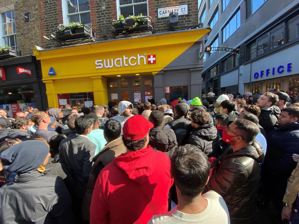 The Performance of Scarcity: A physical manifestation of Speculative Velocity. Within the PLCFA framework, the queue is not a logistical failure but a deliberate marketing event where the image of consumption precedes the object.