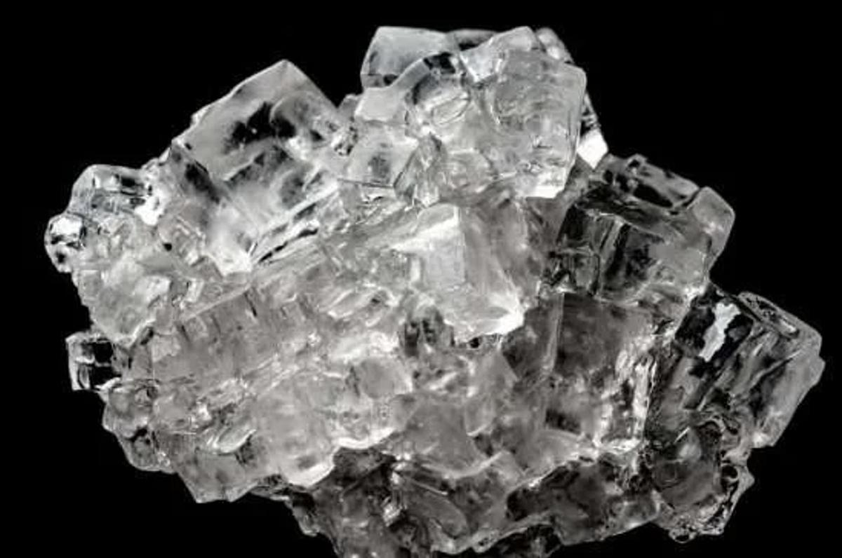 This crystalline formation embodies the non-relational essence affirmed by Object-Oriented Ontology (OOO) and New Materialism: matter is active, intelligent, and possesses an intrinsic reality that cannot be exhausted by human perception, providing a necessary philosophical shield against Baudrillard’s semiotic abstraction.