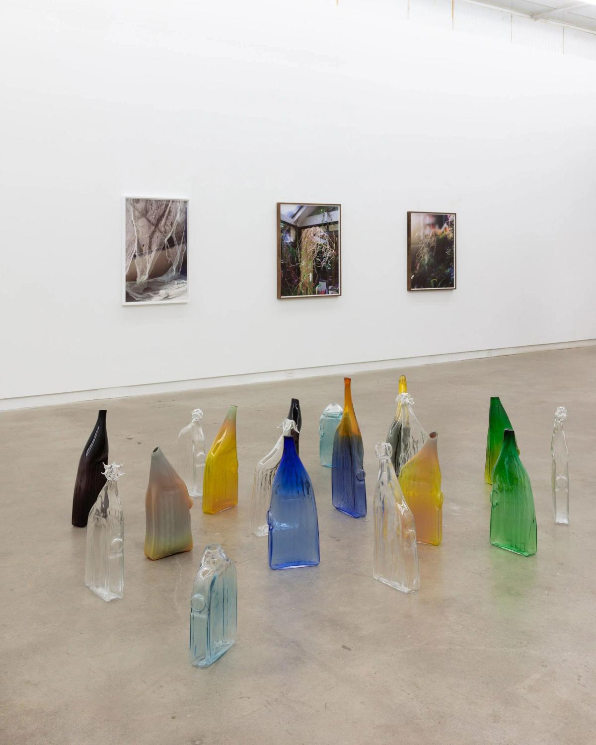 A Counter-Archive in Glass: Lorna Bauer’s sculptural intervention surfaces a dense material memory, answering architectural erasure with free-standing, kiln-formed objects that completely bypass the physical walls of the original site.
