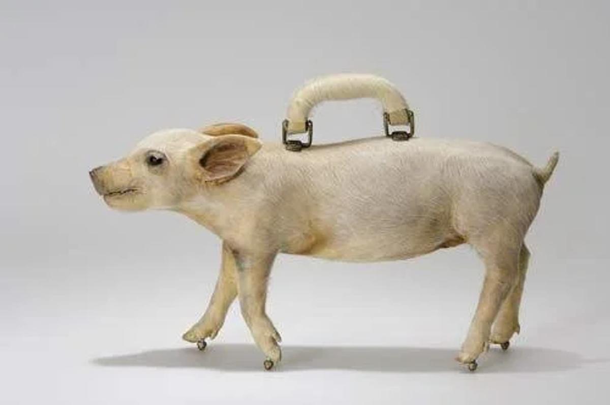  The Grotesque as Critique: Carol Christian Poell’s controversial bag made from a preserved piglet (sometimes referred to as the 'Pig Bag' or 'Dead Pig Bag') is a direct material critique, asserting that value resides in the conceptual story and rejecting the sanitized abstraction of conventional luxury. 