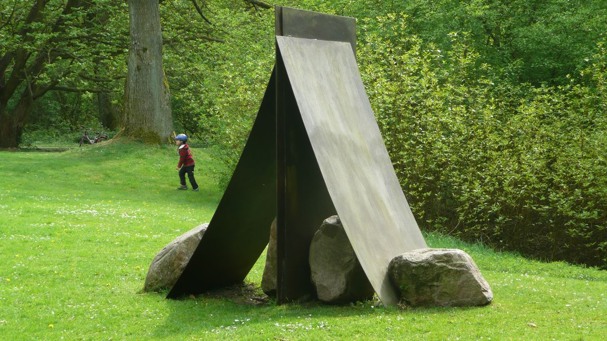 Lee Ufan, Relatum with four stones and four irons (1978), a Mono-ha sculpture pairing raw stones with industrial iron plates on a gallery floor