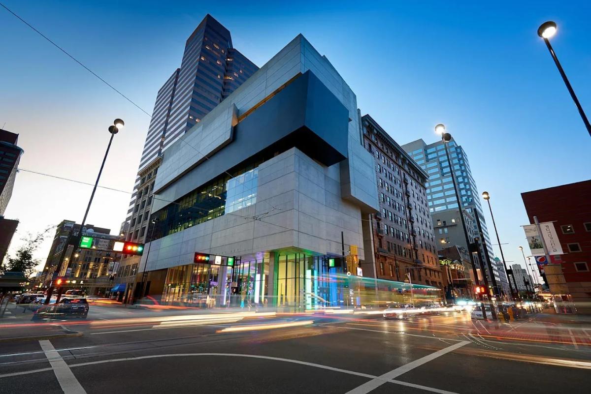 Rosenthal Center for Contemporary Art (2003), USA: T his project marks a crucial transition, a magnificent bridge between her geometric style and her later fluidity. Its