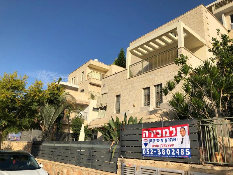 למכירה ברחוב נשר קוטג' 5.5 חדרים