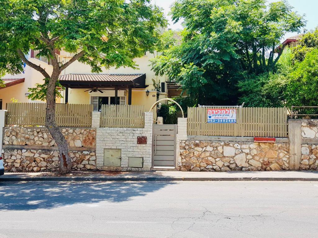 למכירה בנשר דו משפחתי 6 חדרים