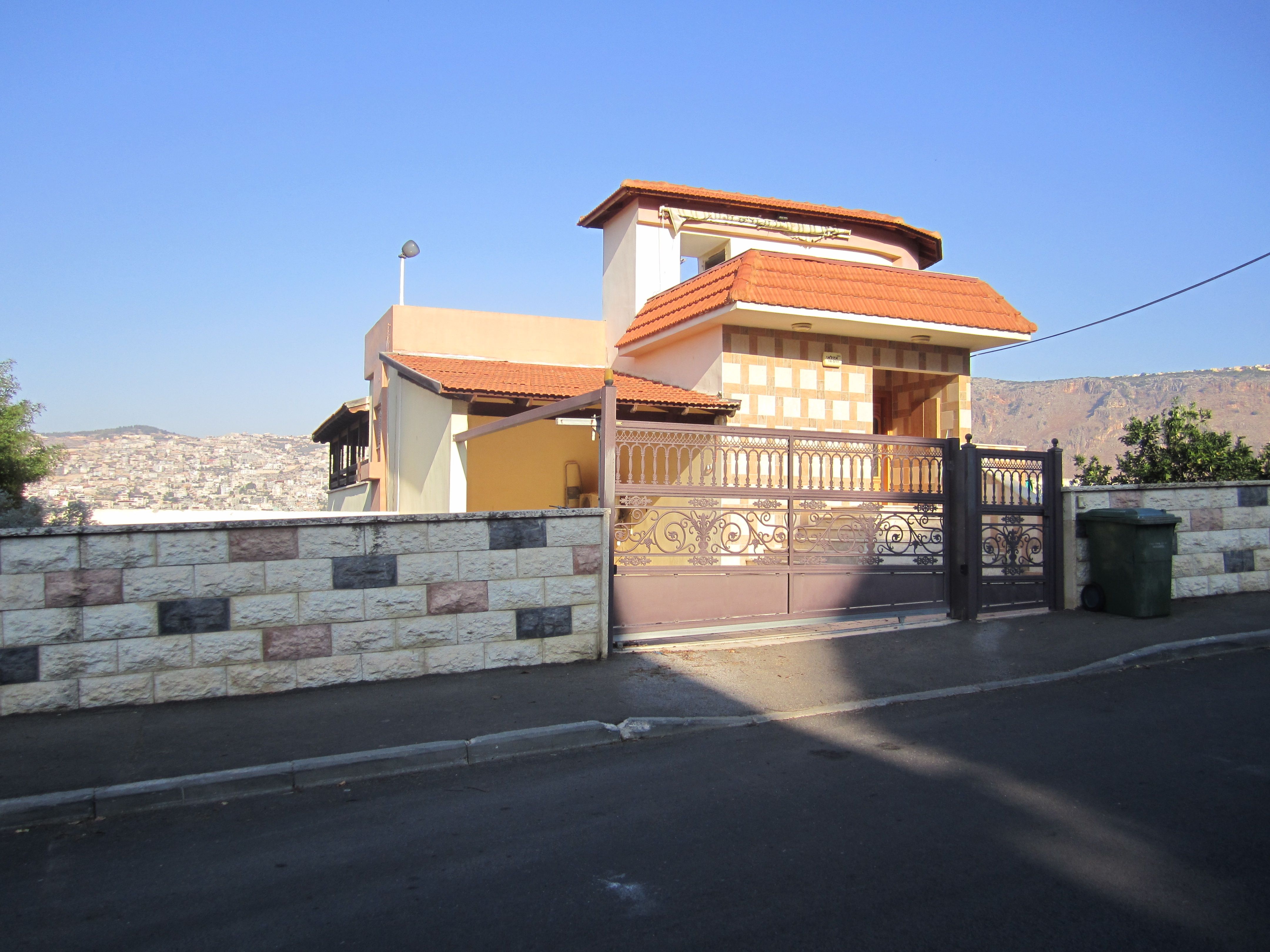 למכירה ברחוב הדס וילה 8 חדרים