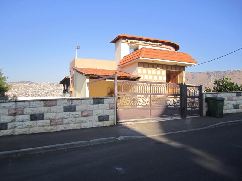למכירה ברחוב הדס וילה 8 חדרים