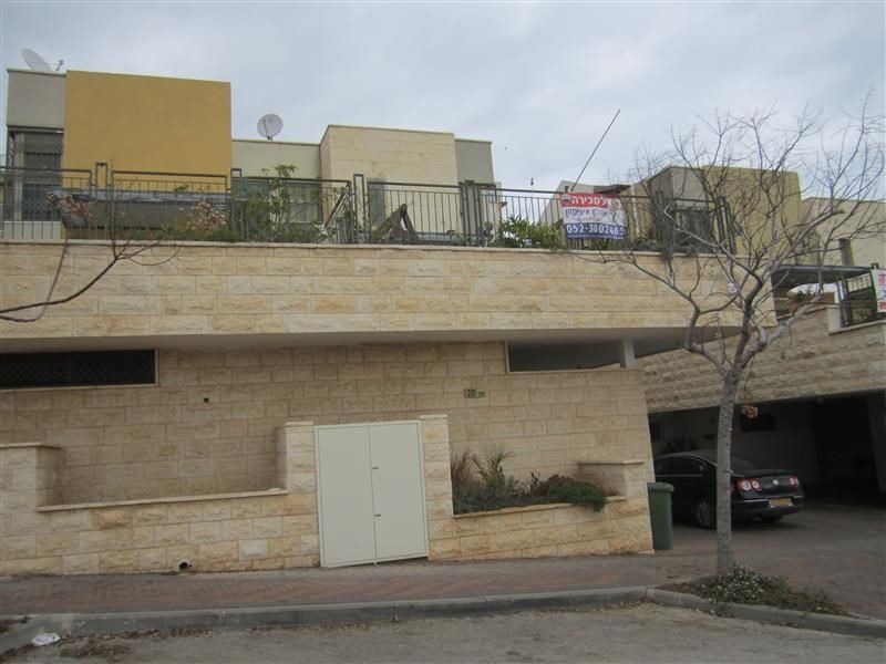 למכירה ברחוב נשר דו משפחתי 6 חדרים+ יחידת דיור