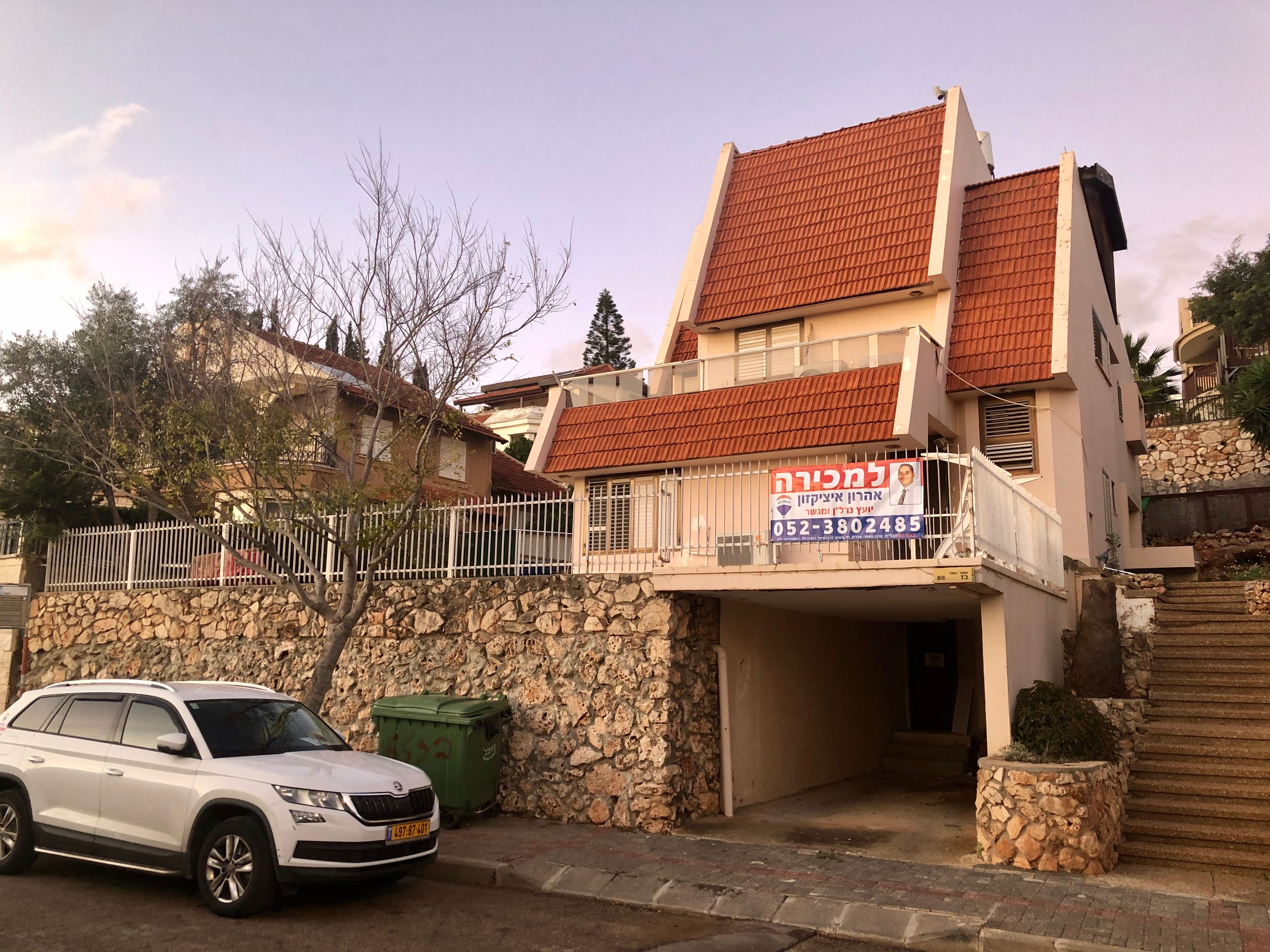 למכירה ברחוב בז בית פרטי 8 חדרים