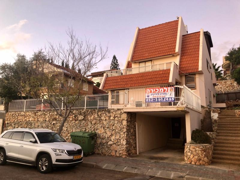 למכירה ברחוב בז בית פרטי 8 חדרים