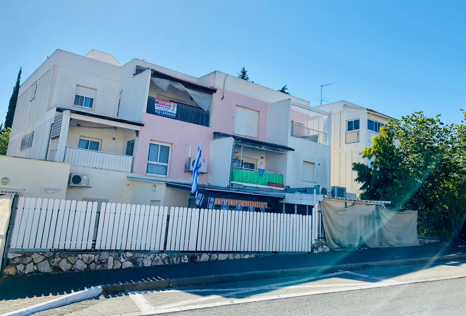 למכירה ברחוב אשכולות דירת 3 חדרים