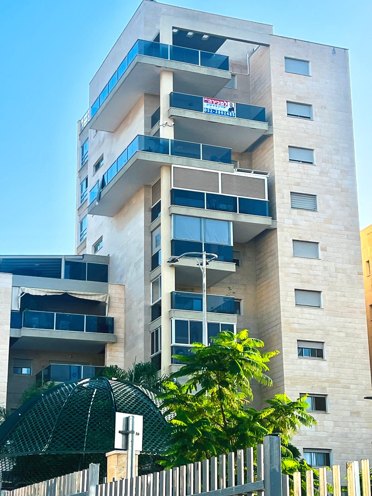 למכירה ברחוב ההגנה דירת 5 חדרים 