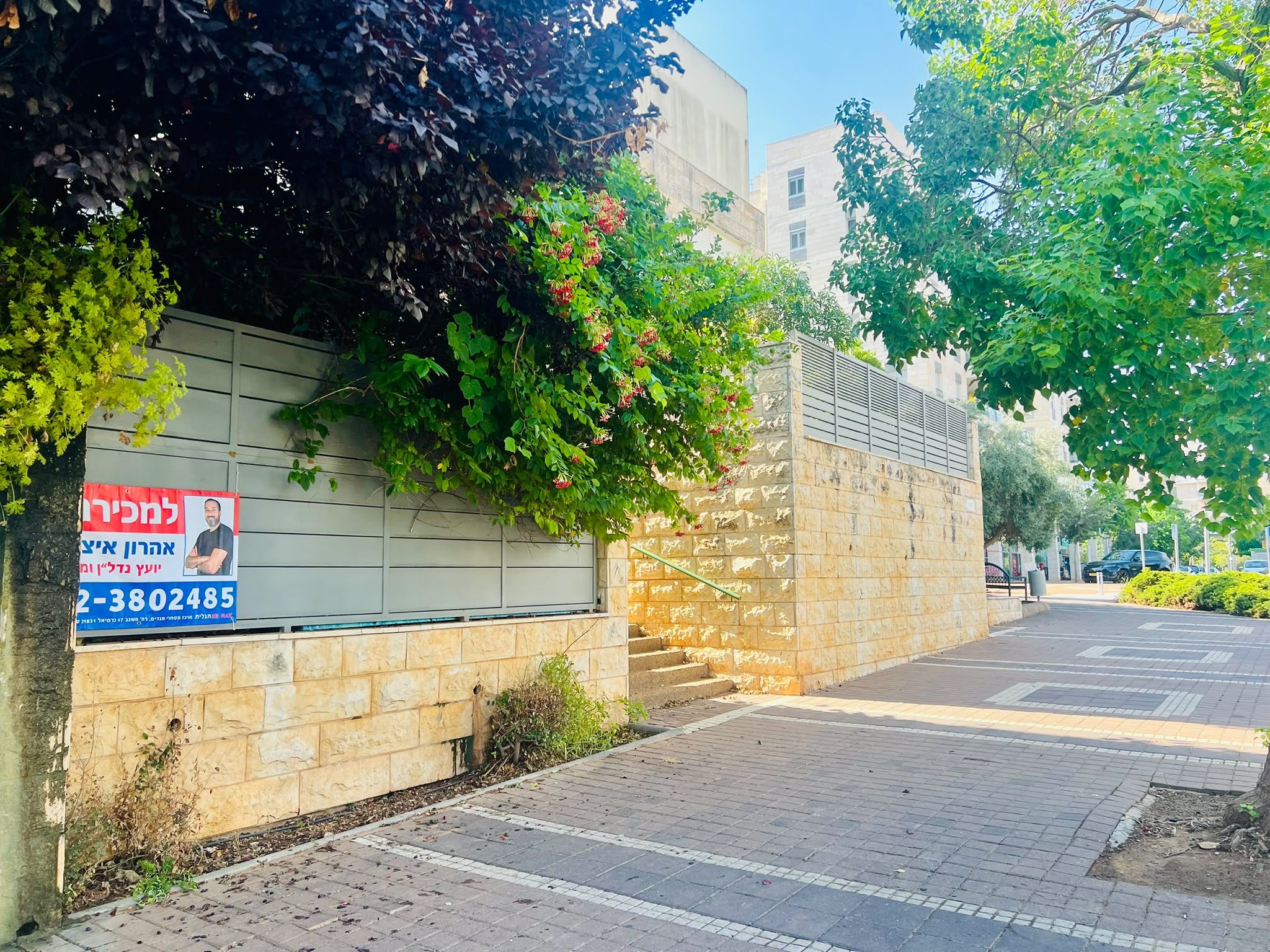 למכירה ברחוב ההגנה קוטג' 4 חדרים (5 בפועל)