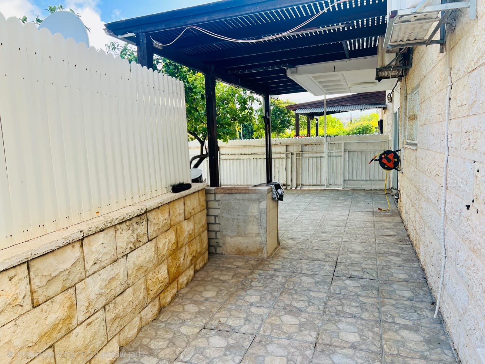 למכירה בחטיבת עציוני דירת גן 5 חדרים - תמונה 2