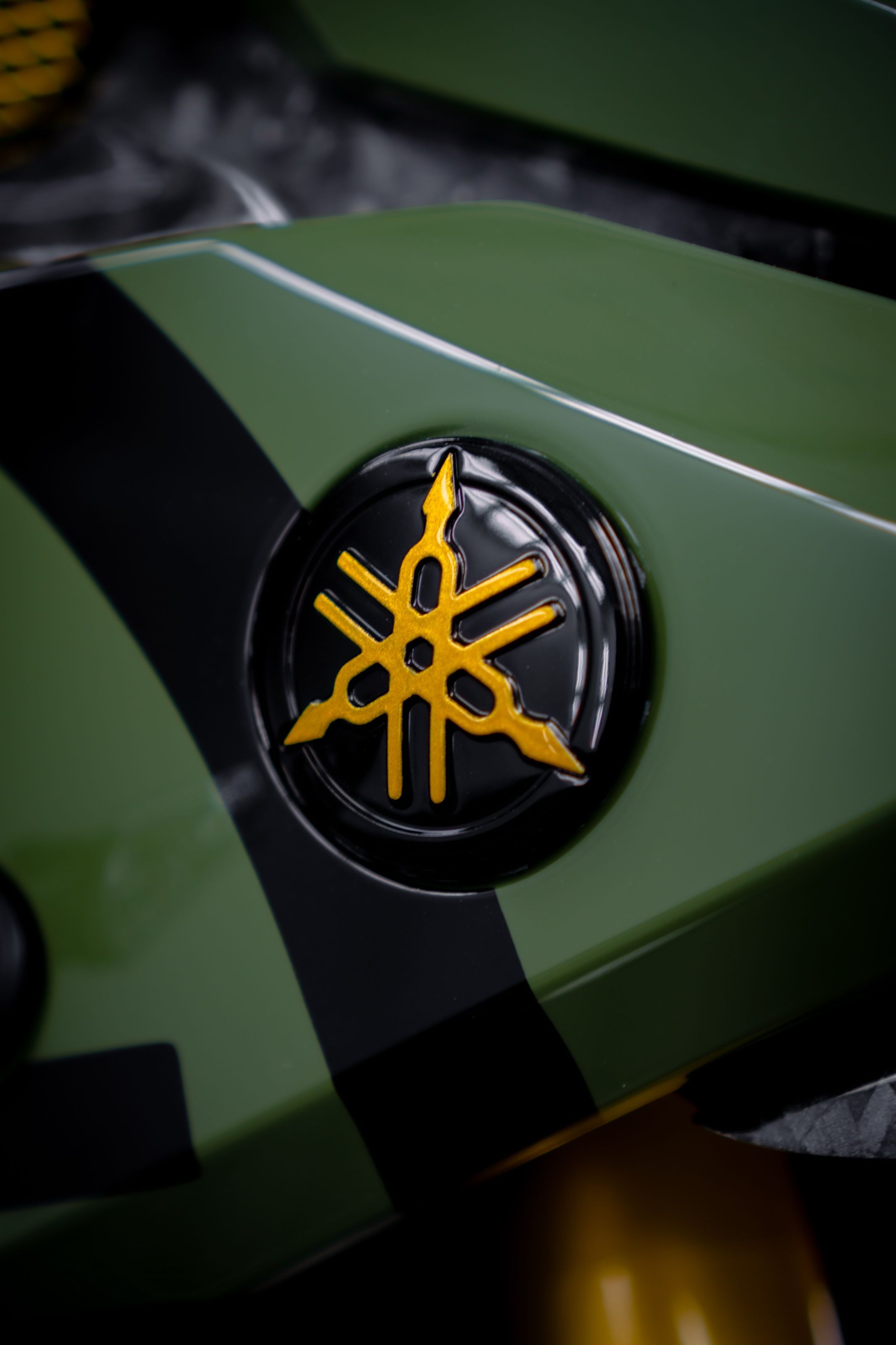 Goud Yamaha-logo op de olijfgroene kuip