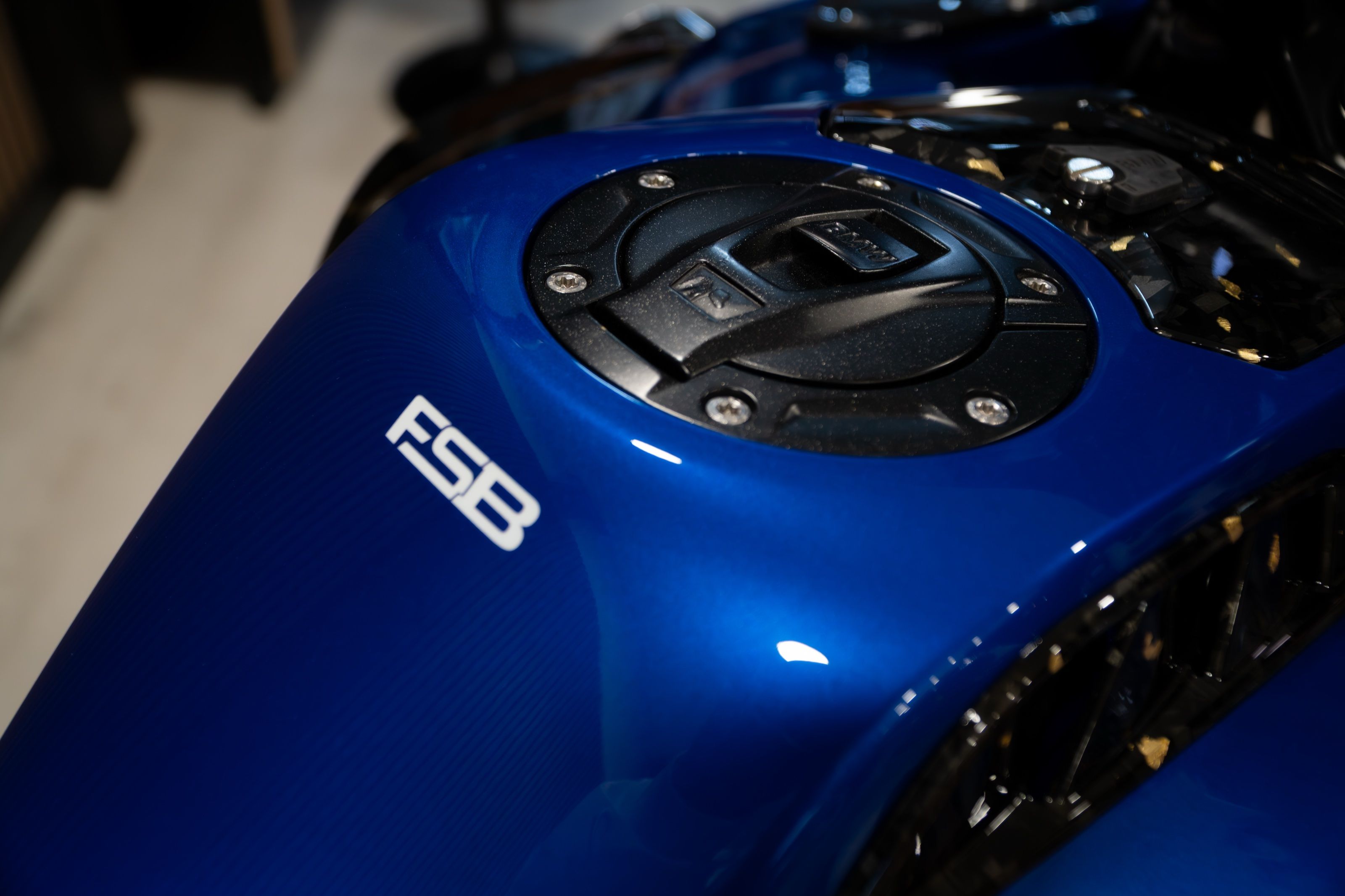Blauwe tank met FSB-logo
