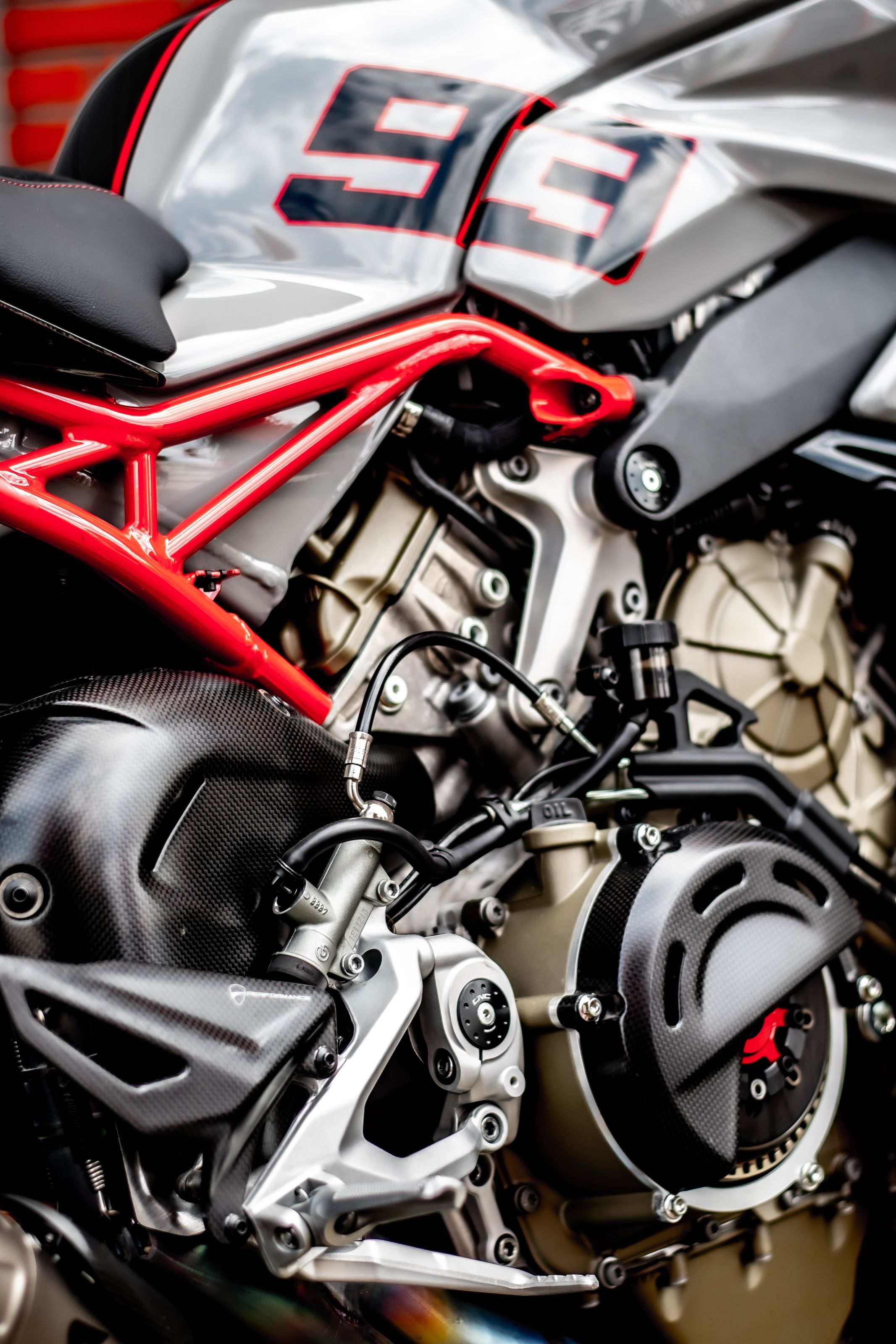 Rood frame boven het motorblok