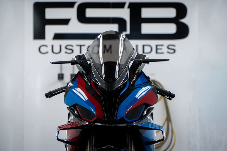 Vooraanzicht van de S1000RR ///M