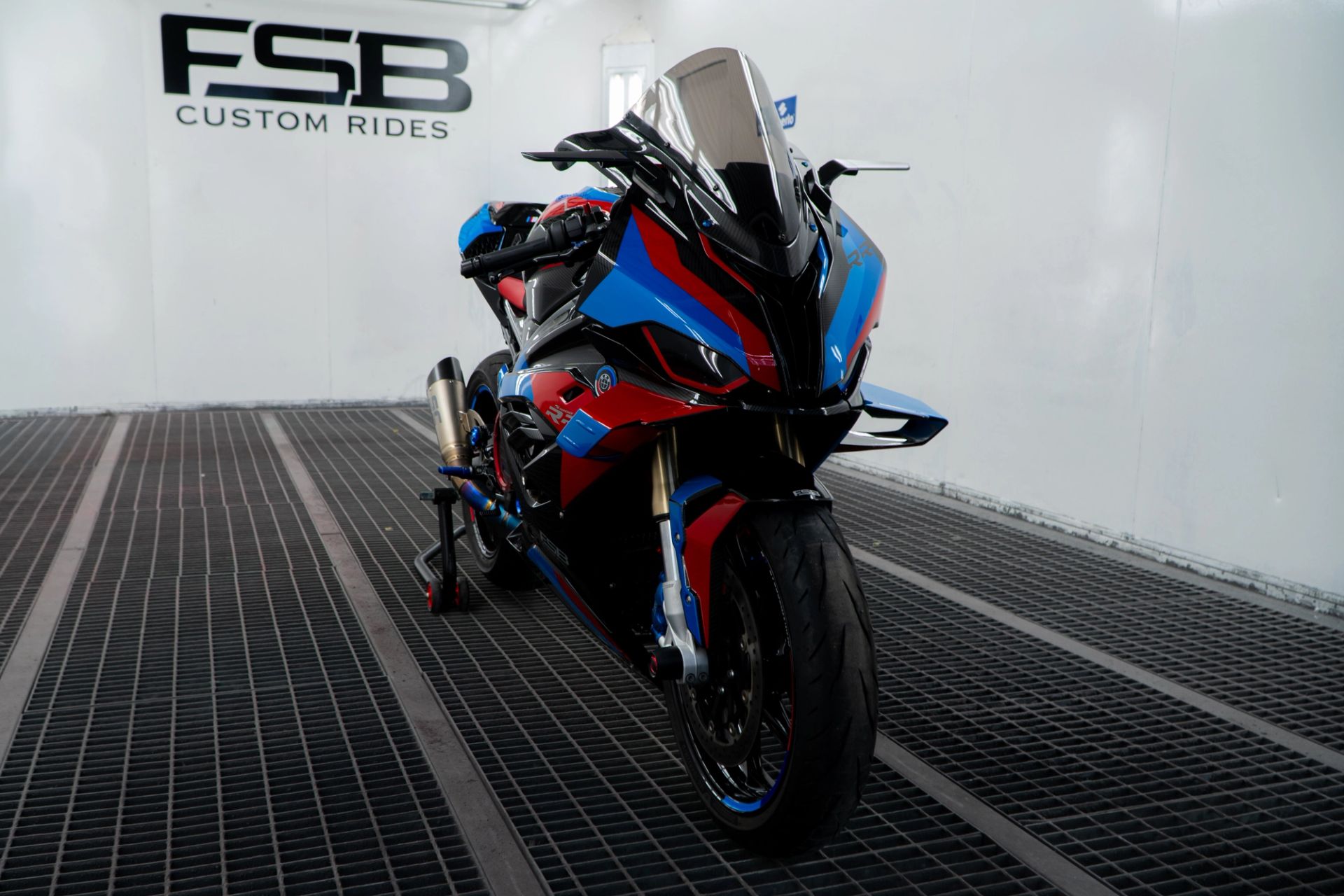 BMW S1000RR ///M special in de spuitcabine