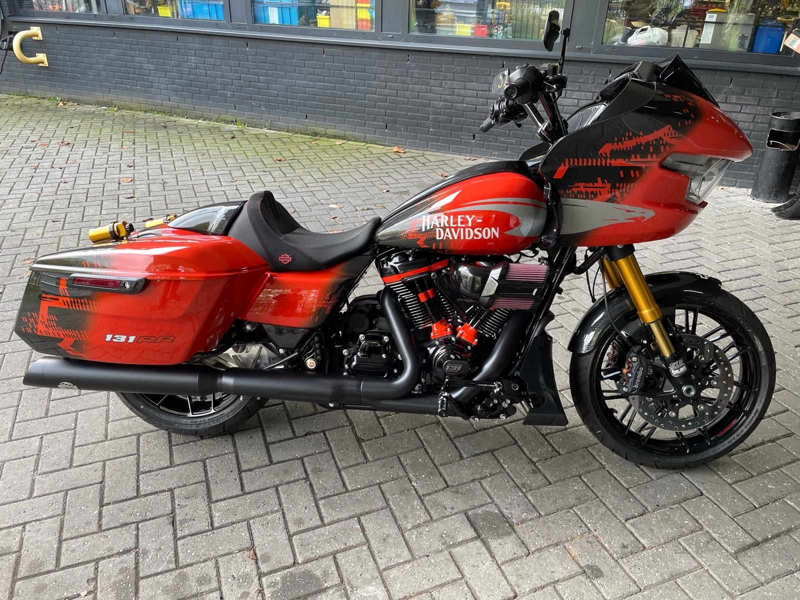 Harley-Davidson CVO 131RR van opzij, oranjerood met carbon