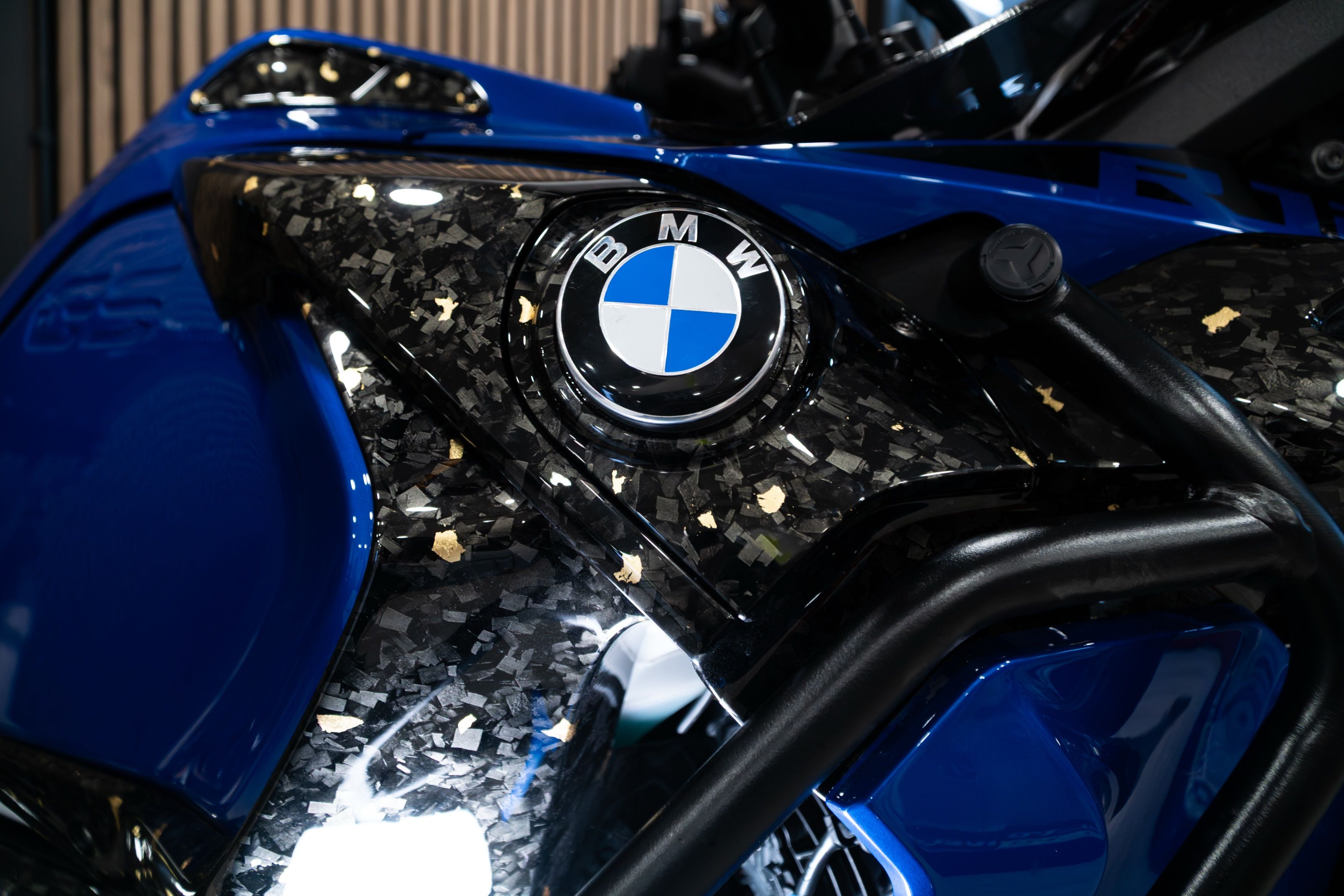BMW-logo op forged carbon met gouden vlokken