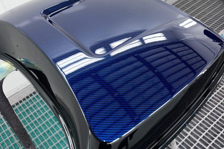 Carbon met blauwe candy lak op een motorkap