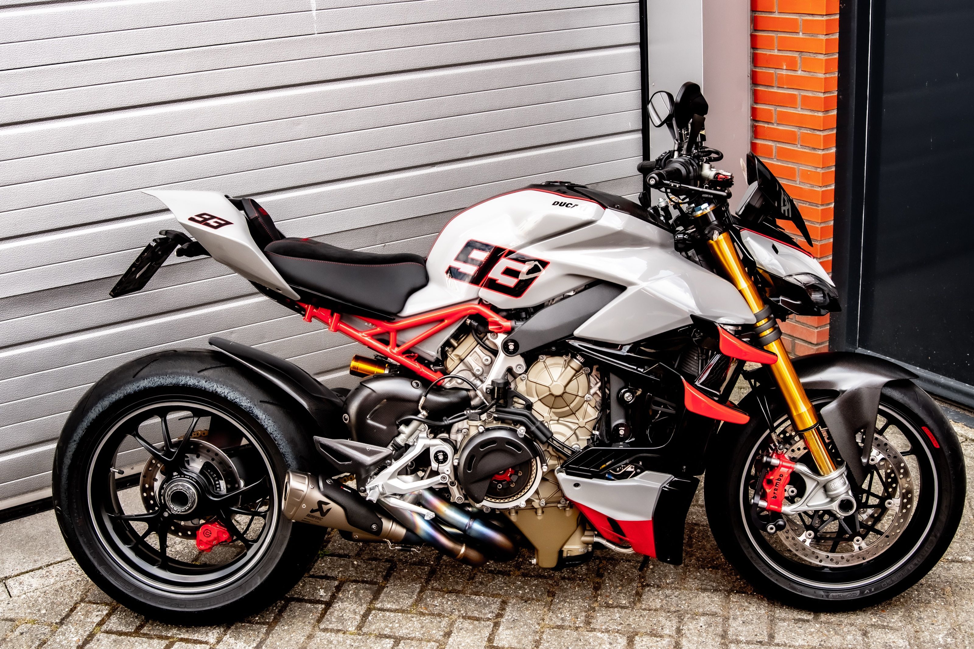 Zijaanzicht van de V4S met het 93-design