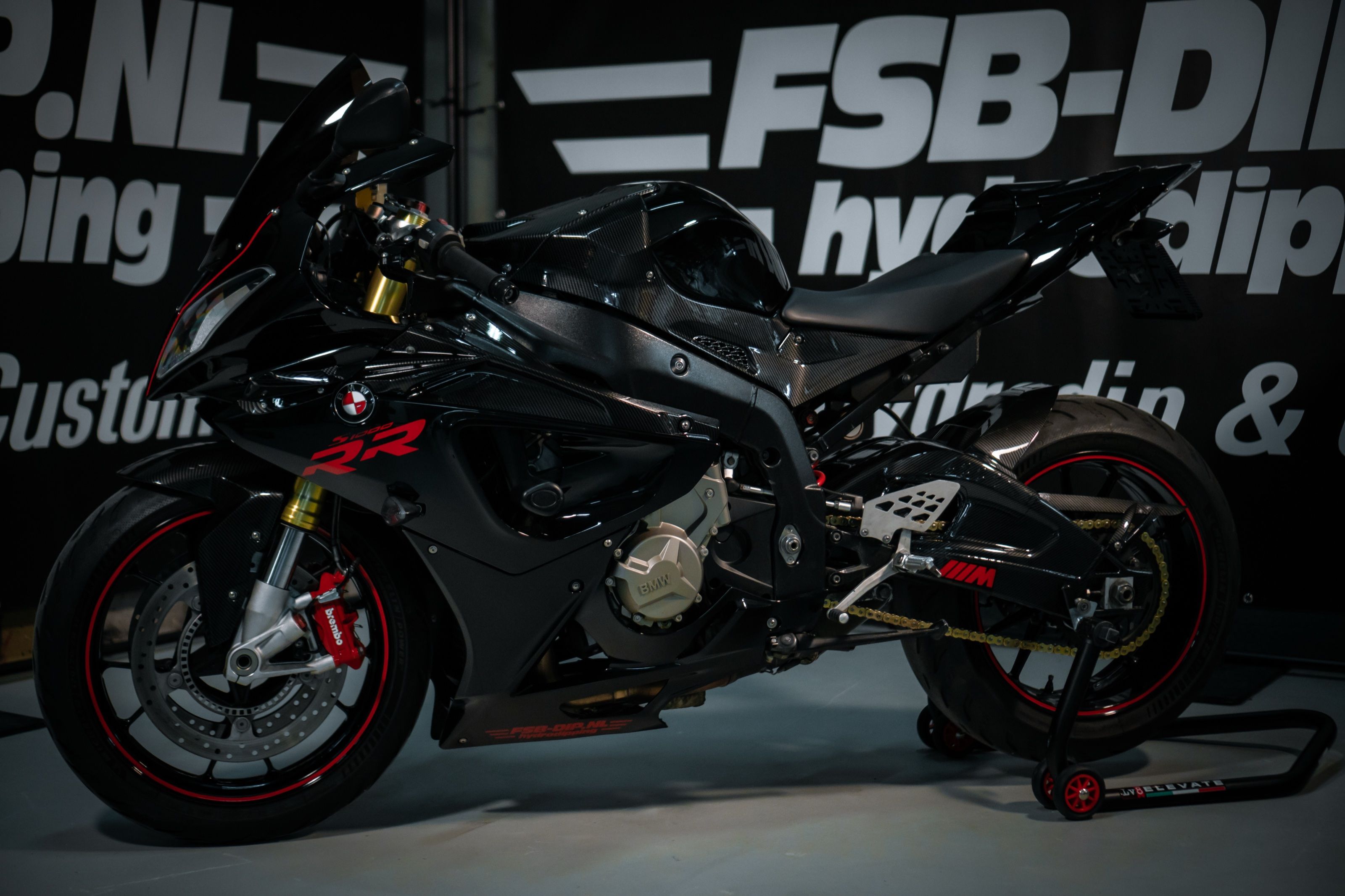 Zwarte BMW S1000RR met rode accenten voor de FSB-DIP-banner