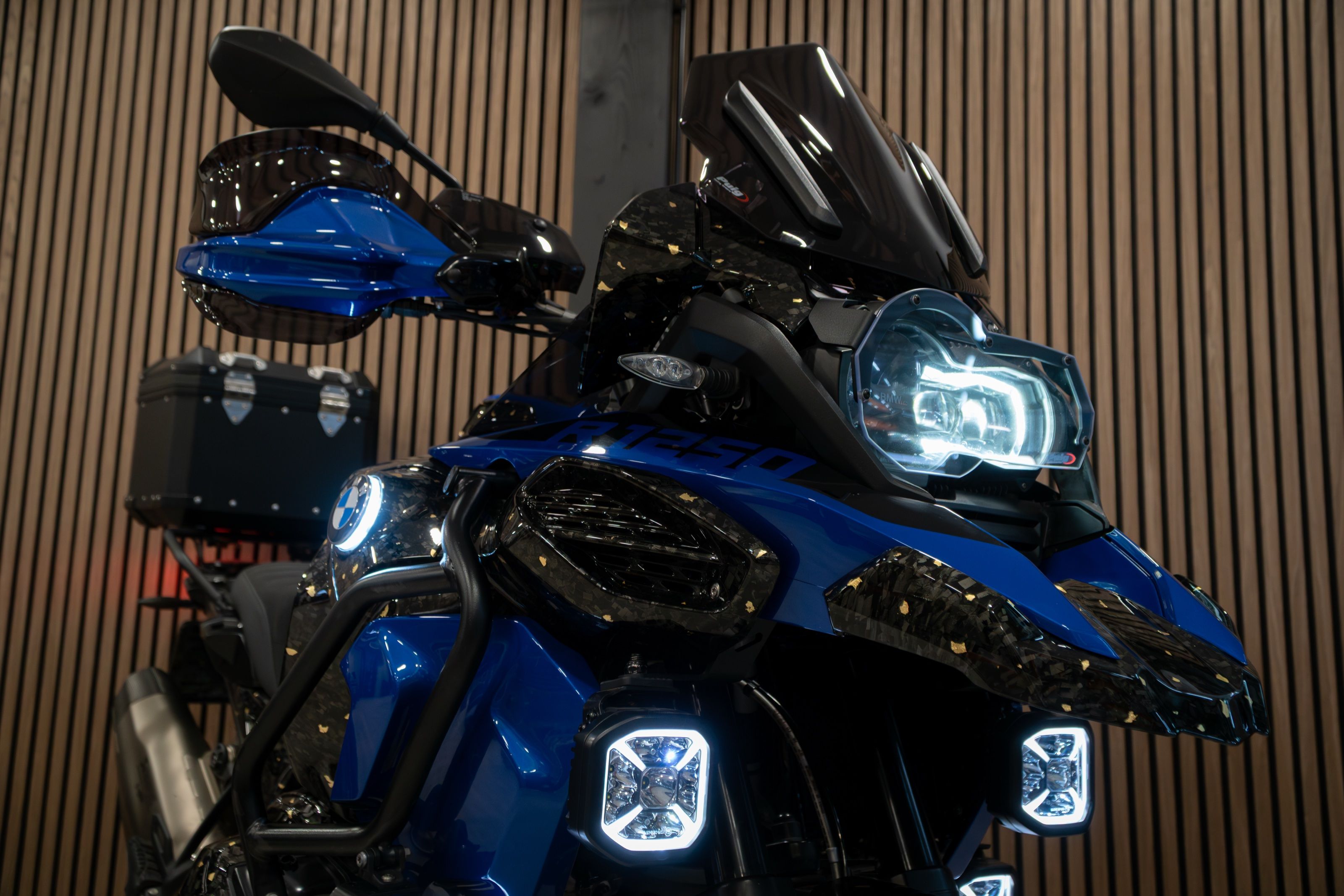 R1250GS met brandende verlichting, driekwart vooraanzicht