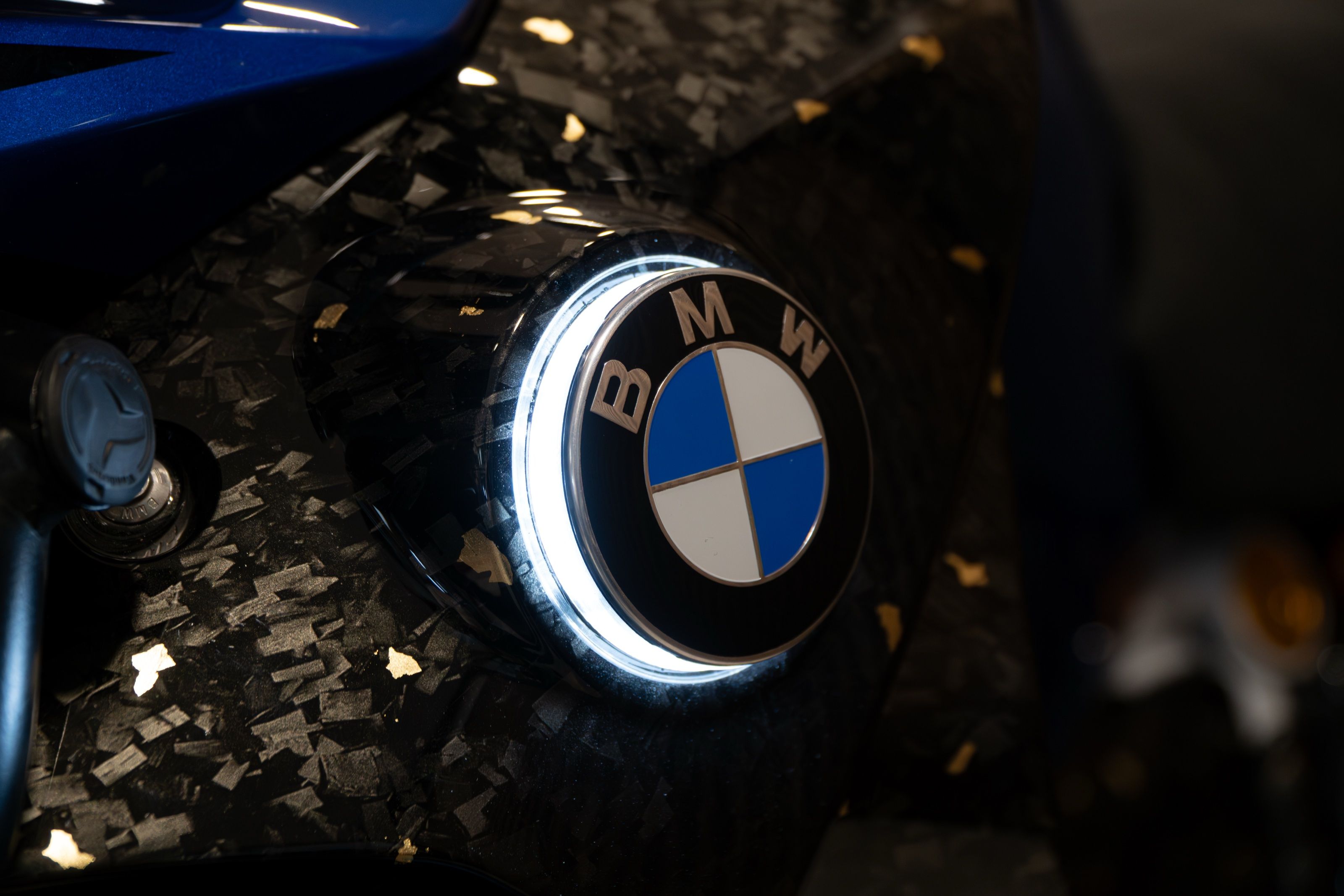 BMW-logo met lichtring op forged carbon